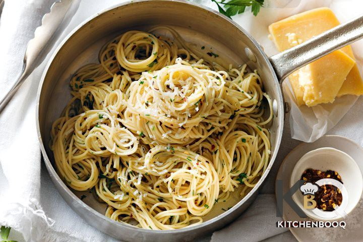 Aglio e olio - garlic and oil spaghettini